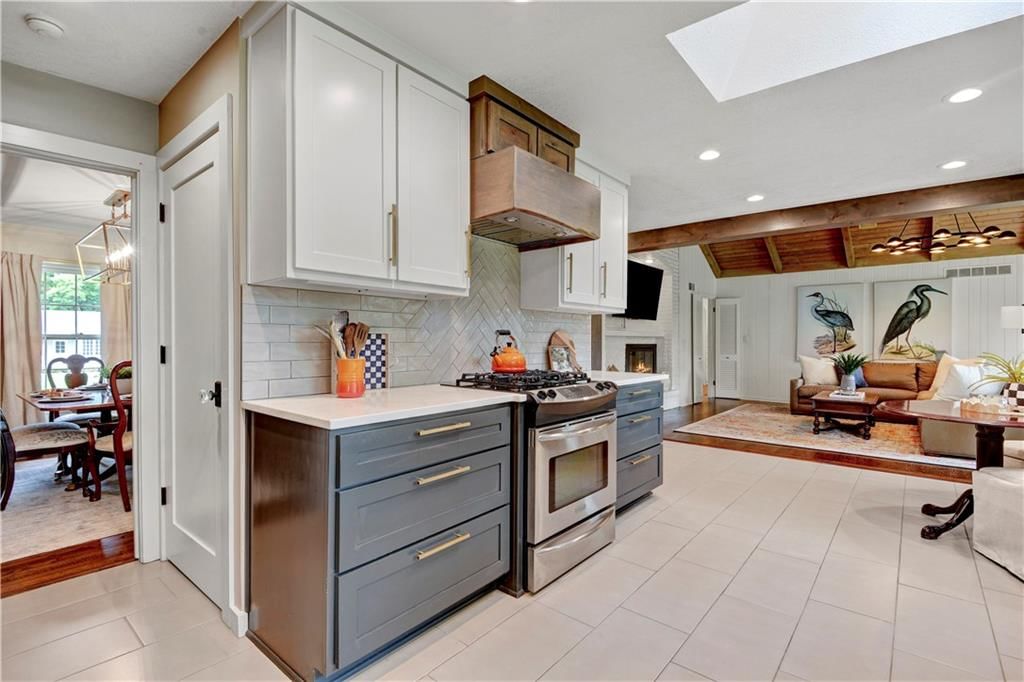 Photo 11 of 49 - 2802 W 66th Terrace