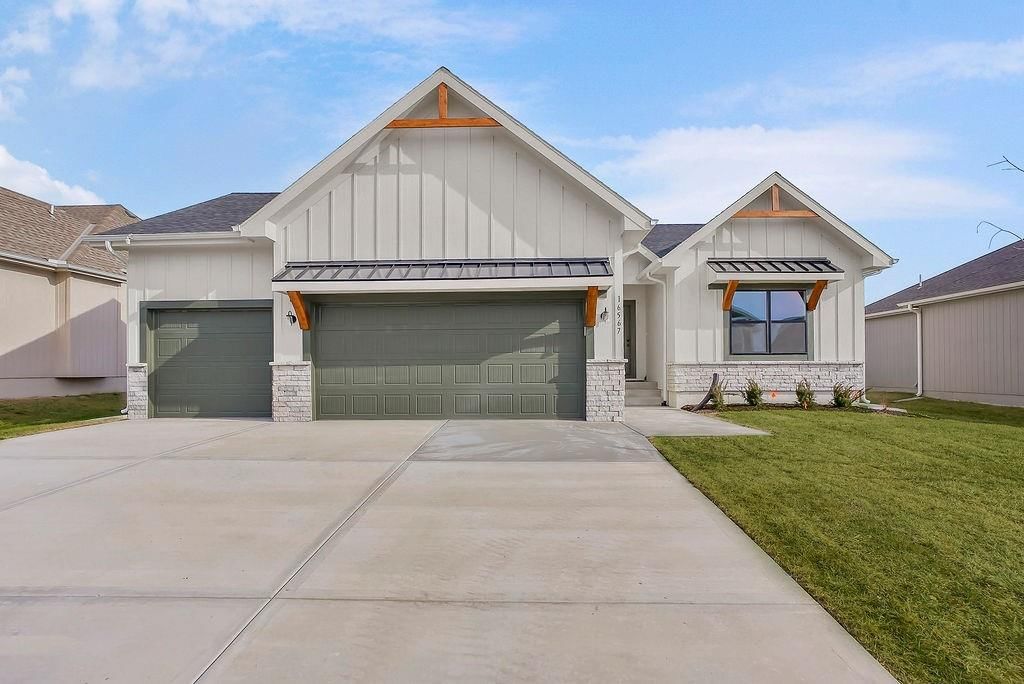 16567 S Stagecoach Street, Olathe, KS