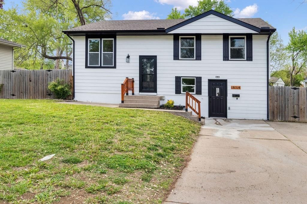 18514 E 8th Street — photo 32
