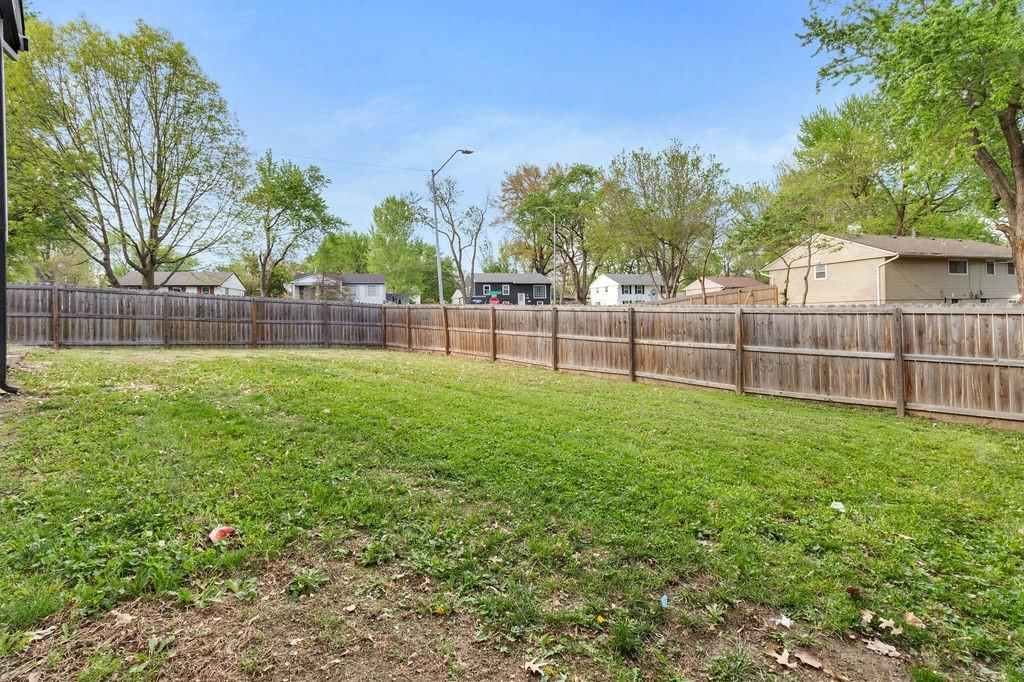 18514 E 8th Street — photo 34