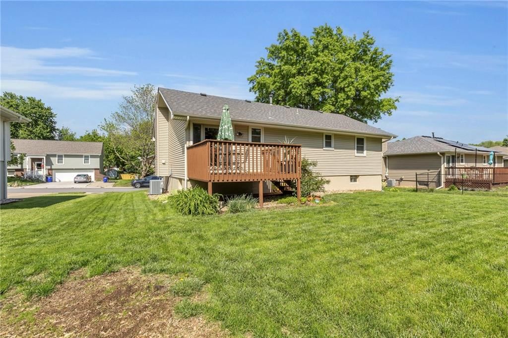 1905 NE Patterson Drive — photo 32