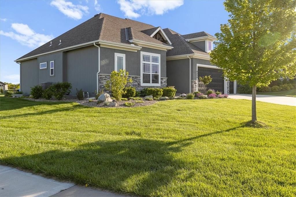 Photo 2 of 41 - 4234 Lakeview Terrace