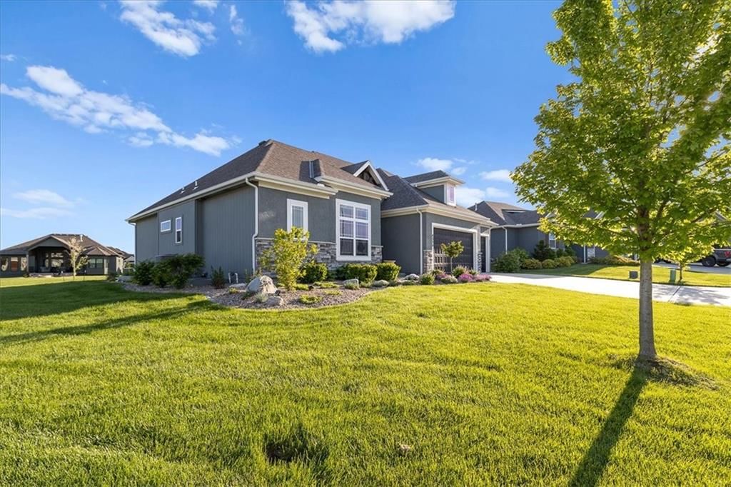 Photo 4 of 41 - 4234 Lakeview Terrace