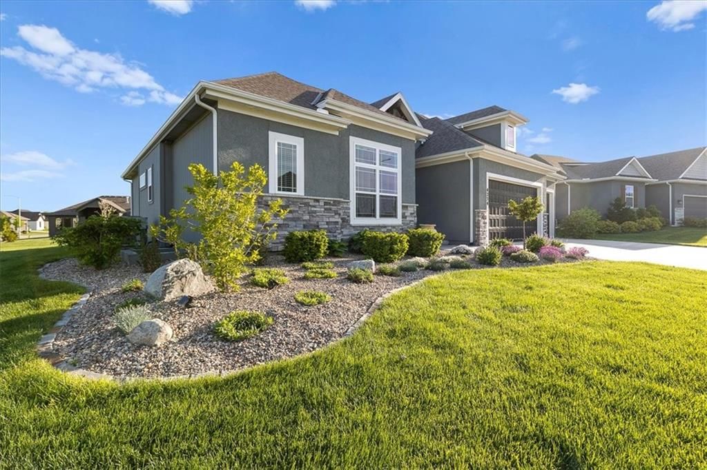 Photo 5 of 41 - 4234 Lakeview Terrace