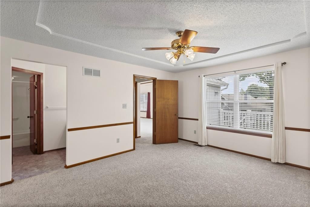 Photo 11 of 33 - 16611 E 53RD Street