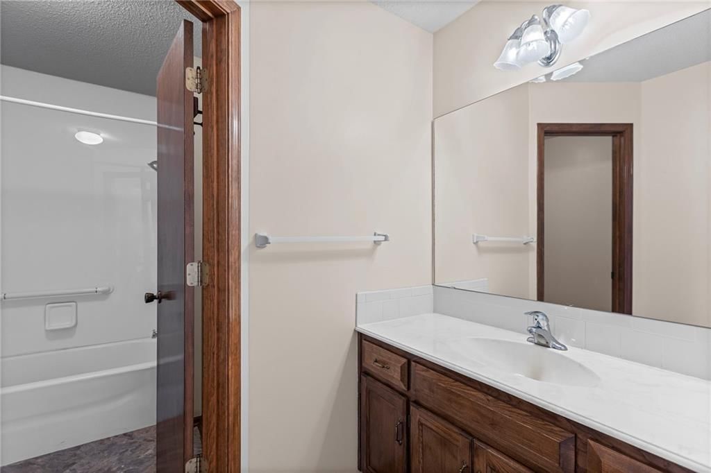 Photo 12 of 33 - 16611 E 53RD Street