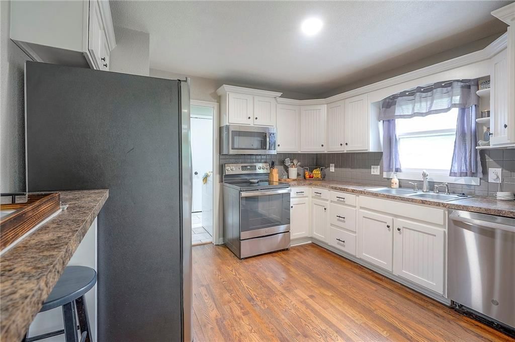 Photo 11 of 30 - 6148 Sloan Avenue