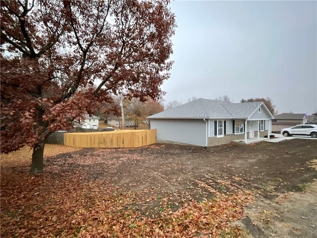 300 MAPLE Terrace — photo 3
