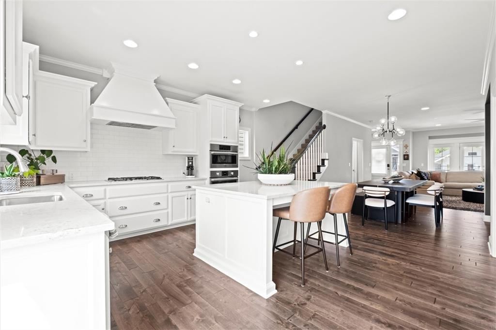 717 W 44th Terrace — photo 10
