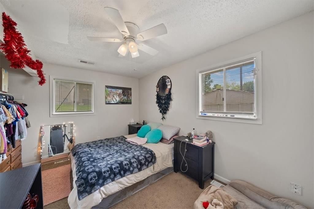 Photo 5 of 17 - 18828-30 E Wigwam Place