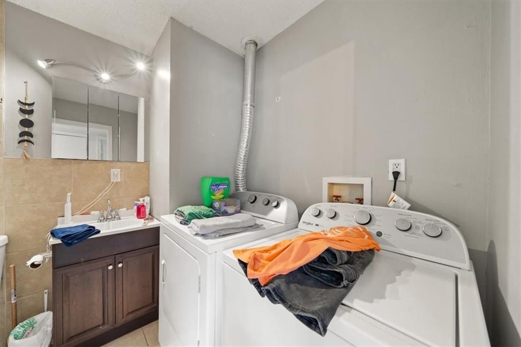 Photo 8 of 17 - 18828-30 E Wigwam Place