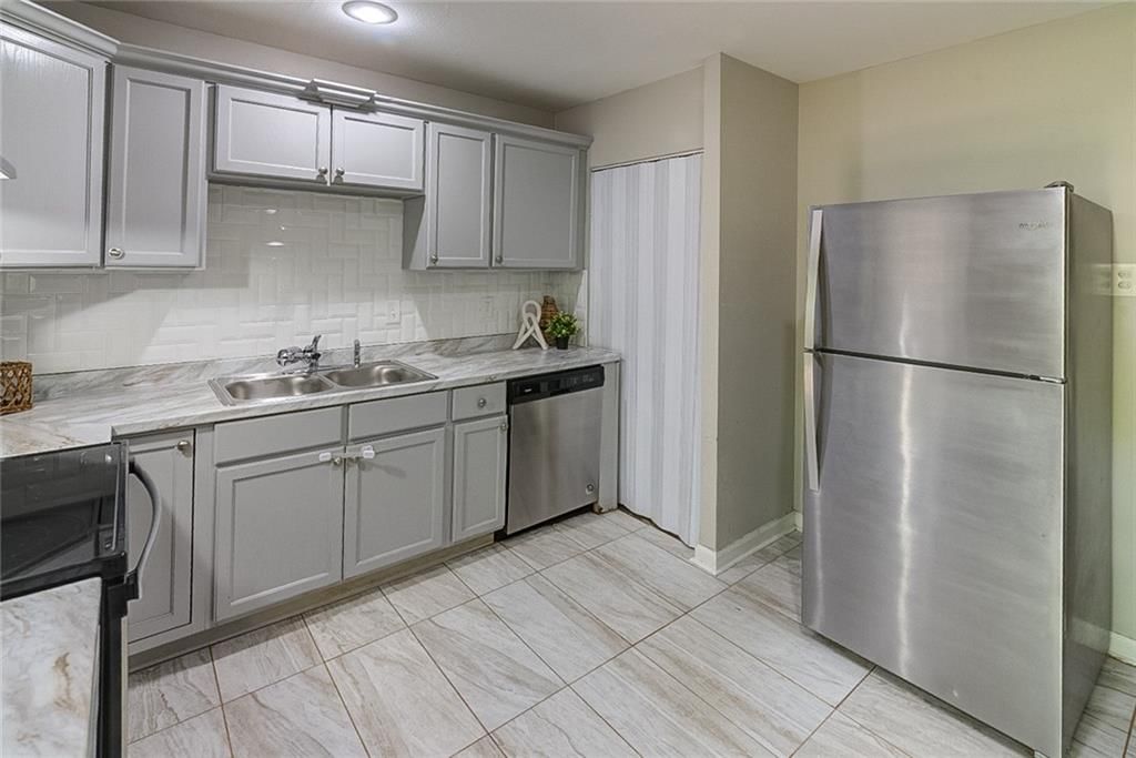 10812 Ewing Avenue — photo 7