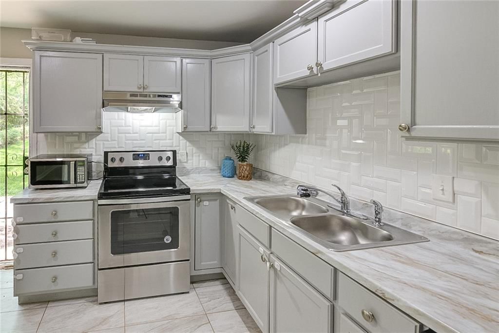 10812 Ewing Avenue — photo 8