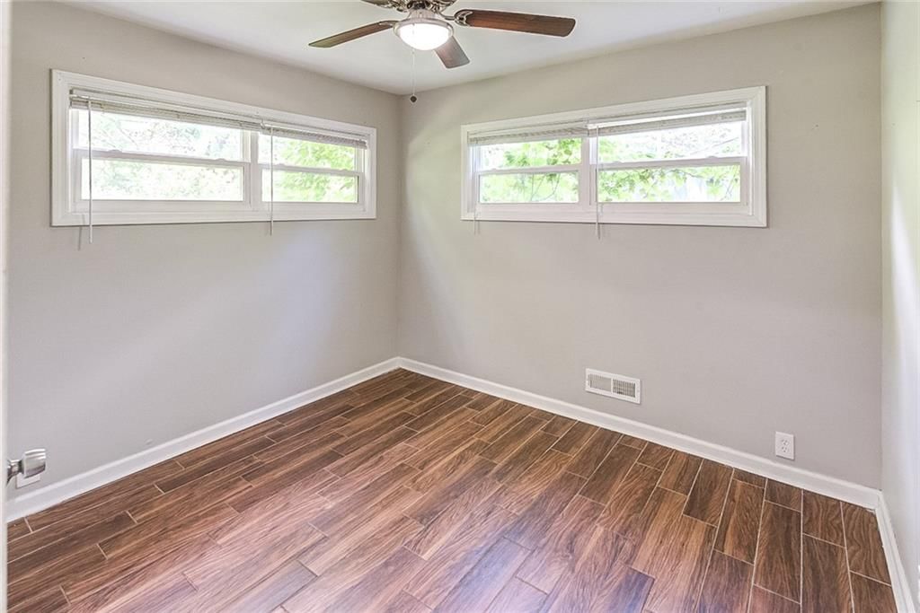 10812 Ewing Avenue — photo 9