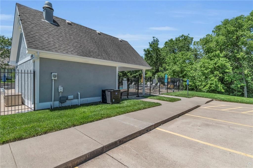 8519 N CONRAN Court — photo 38