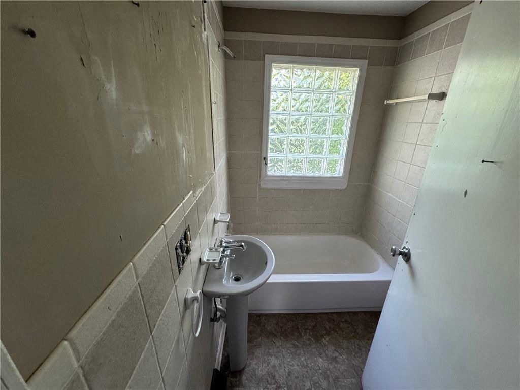 Photo 12 of 13 - 2544 S Overton Avenue