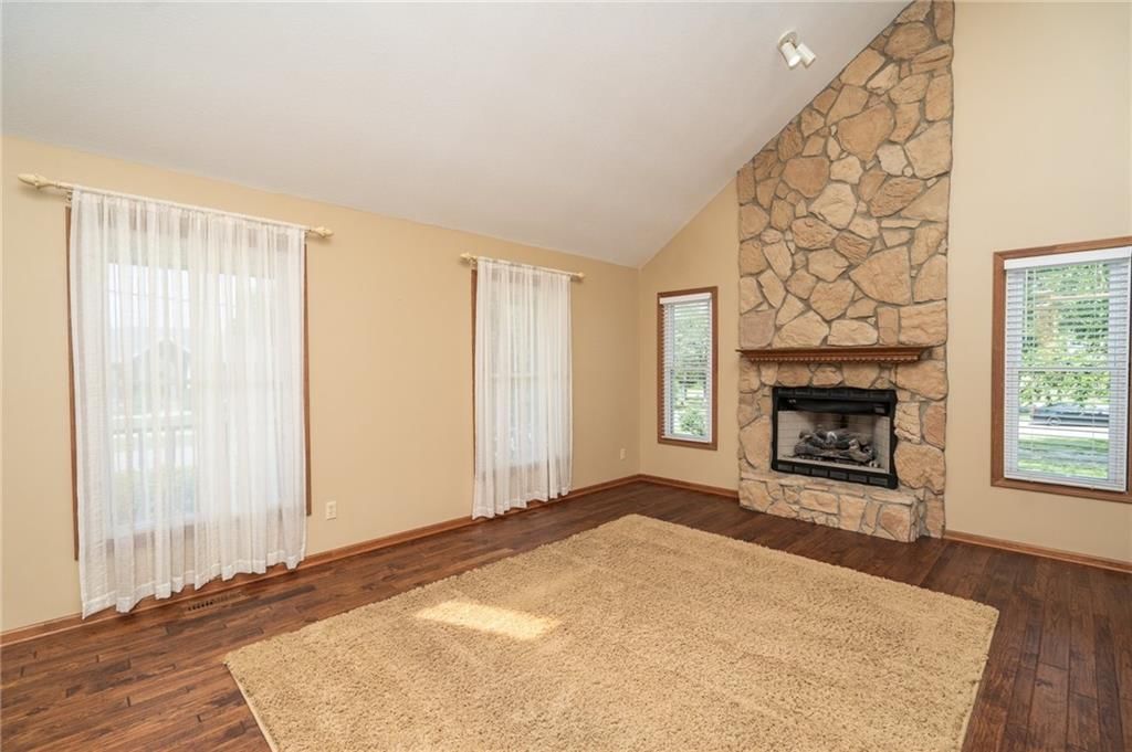 608 E 6th Street — photo 12