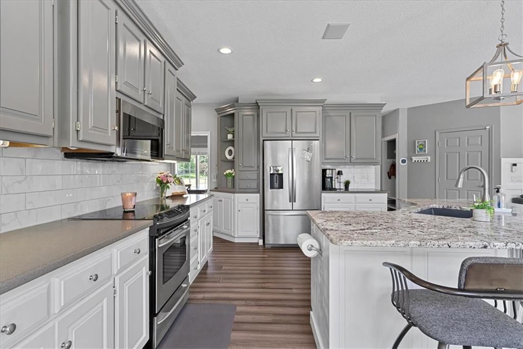 Photo 14 of 53 - 19600 W 98TH Street