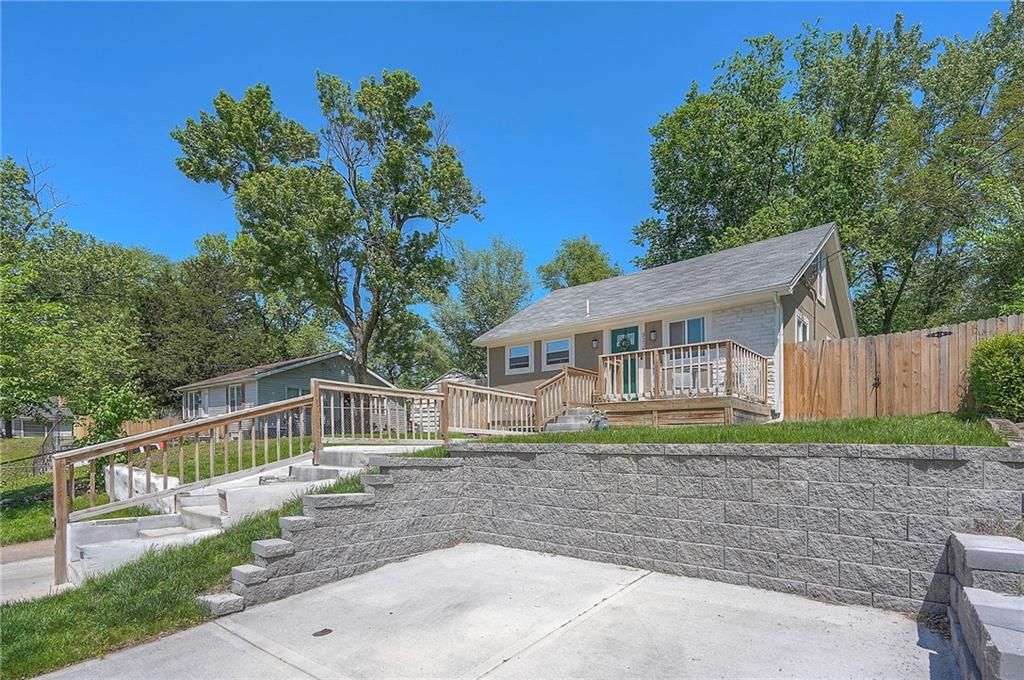 Photo 5 of 30 - 3118 Kimball Avenue