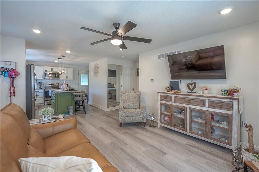 Photo 9 of 30 - 3118 Kimball Avenue