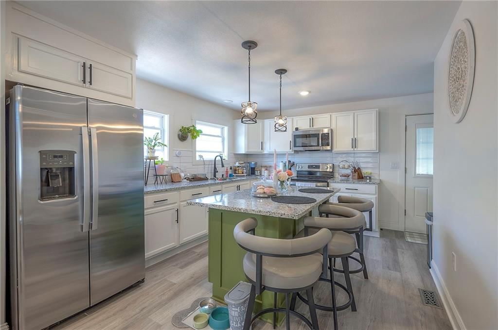Photo 11 of 30 - 3118 Kimball Avenue