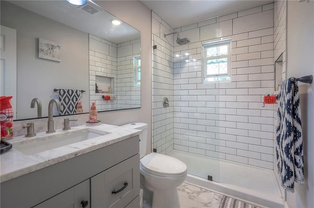 Photo 14 of 30 - 3118 Kimball Avenue