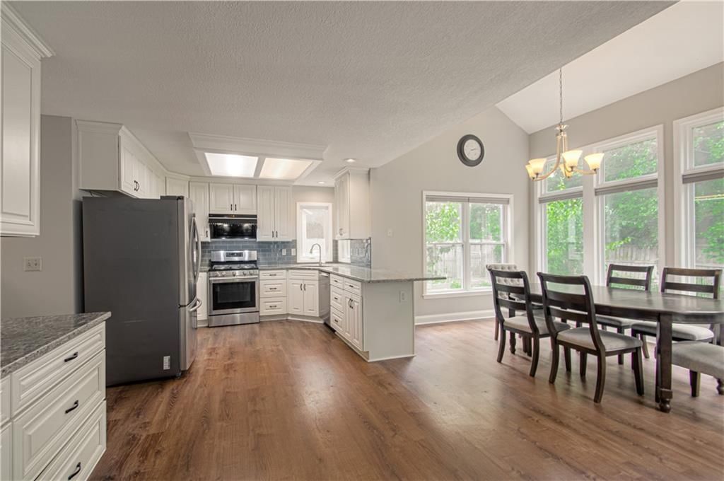 8506 Lakeview Avenue — photo 9
