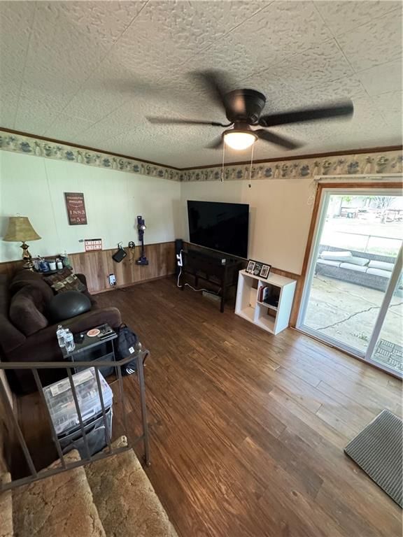 Photo 6 of 20 - 209 S 4th Street