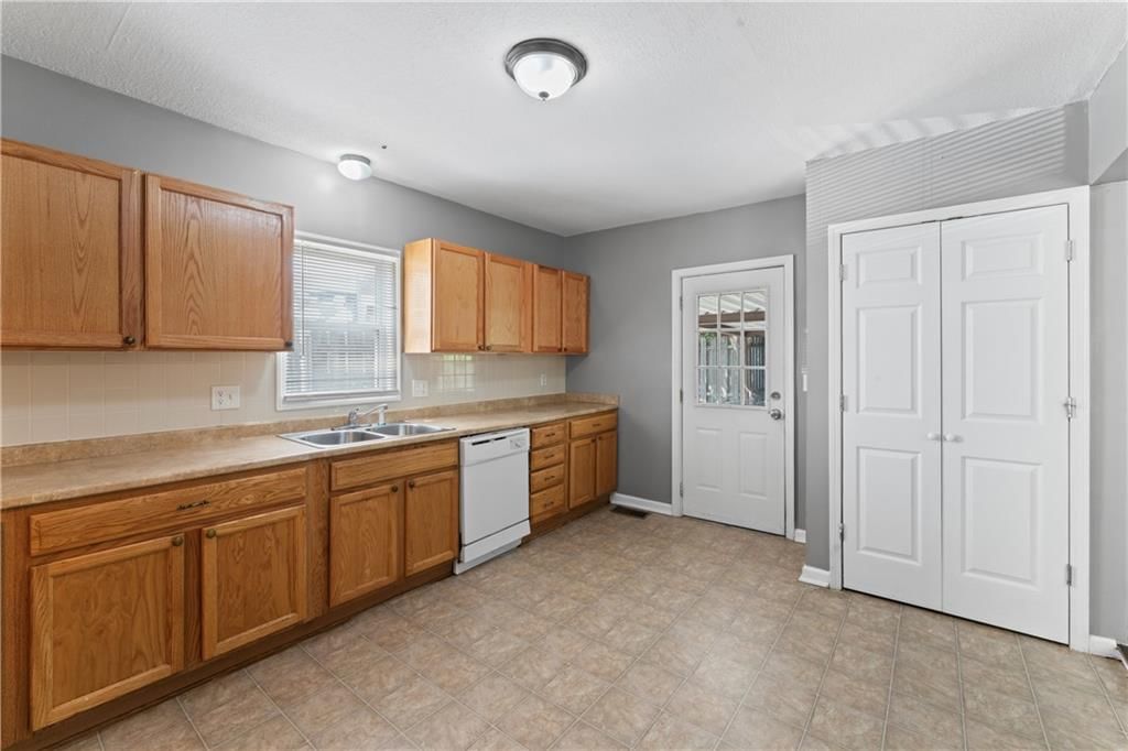1700 Lawrence Avenue — photo 9