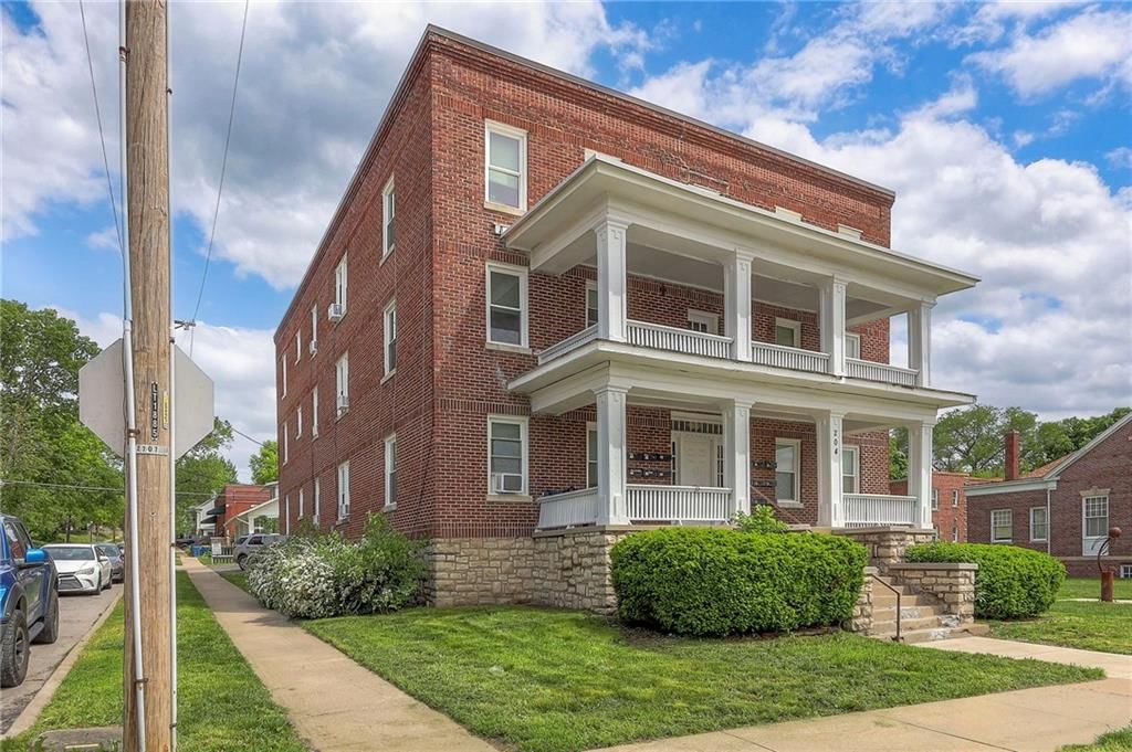 Photo 5 of 34 - 204 E Franklin Street