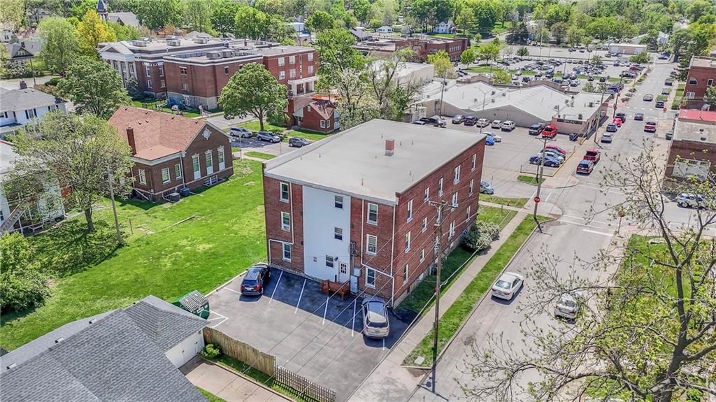 Photo 6 of 34 - 204 E Franklin Street