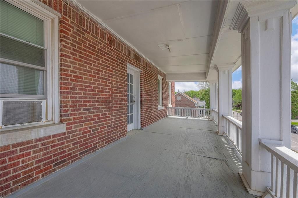Photo 10 of 34 - 204 E Franklin Street