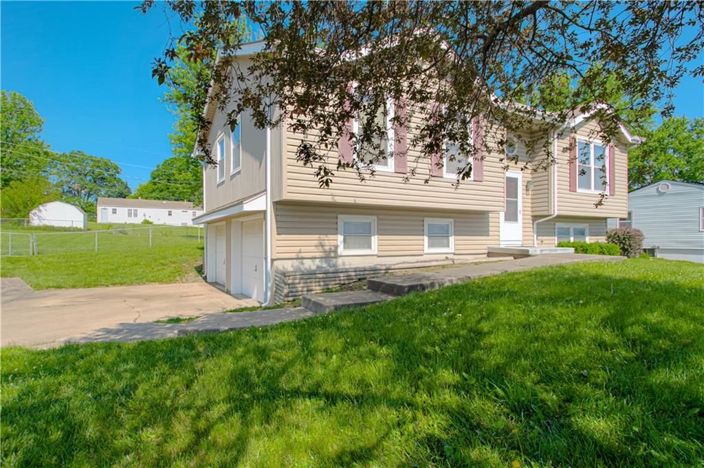 10648 N Oak Trafficway — photo 5
