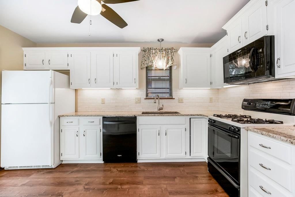 Photo 5 of 21 - 5004 S Kendall Drive