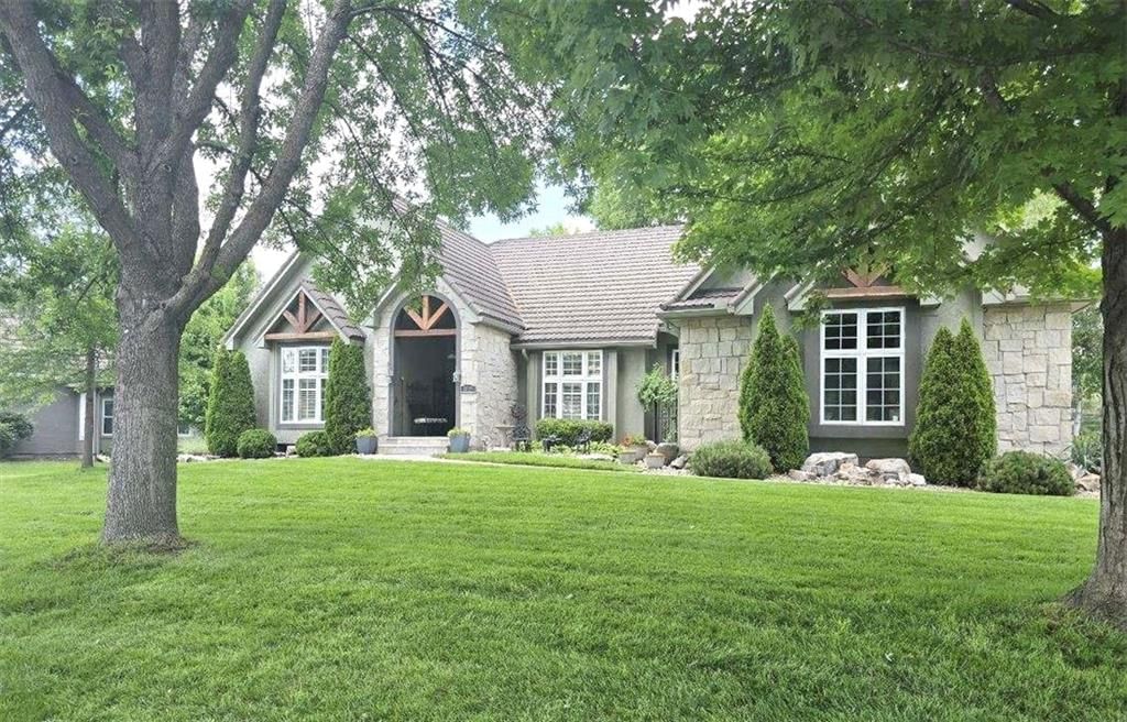1025 SW Summit Falls Drive — photo 1