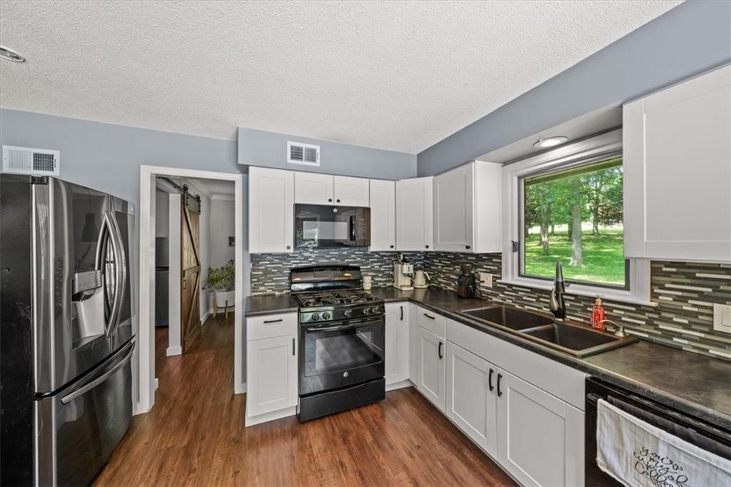 10304 Edgehill Drive — photo 16