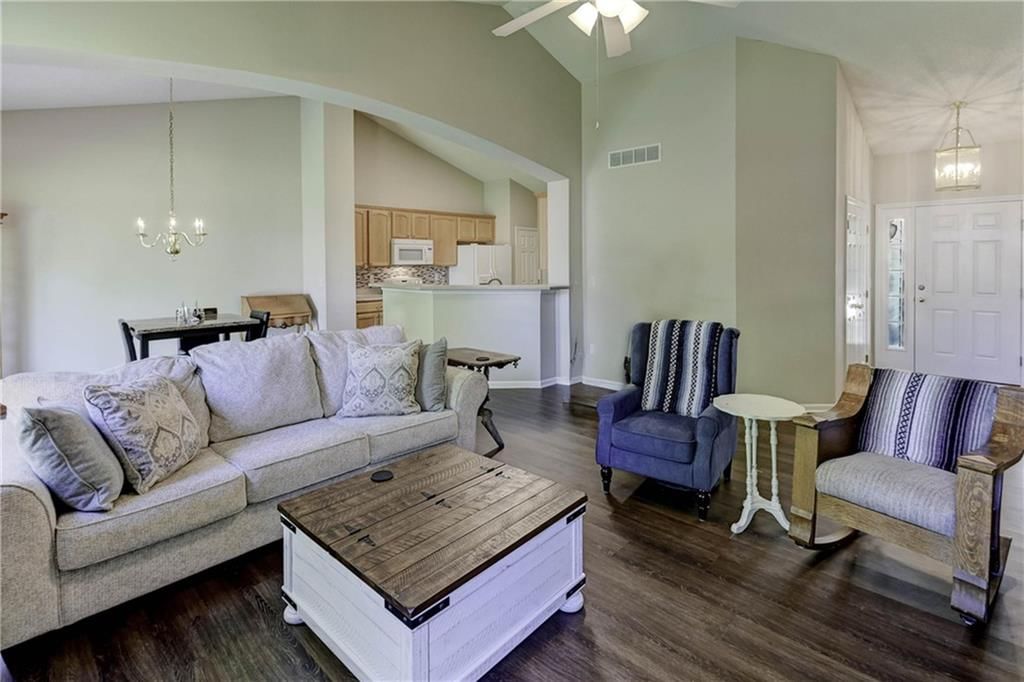 Photo 5 of 21 - 430 S Indian Wells Drive