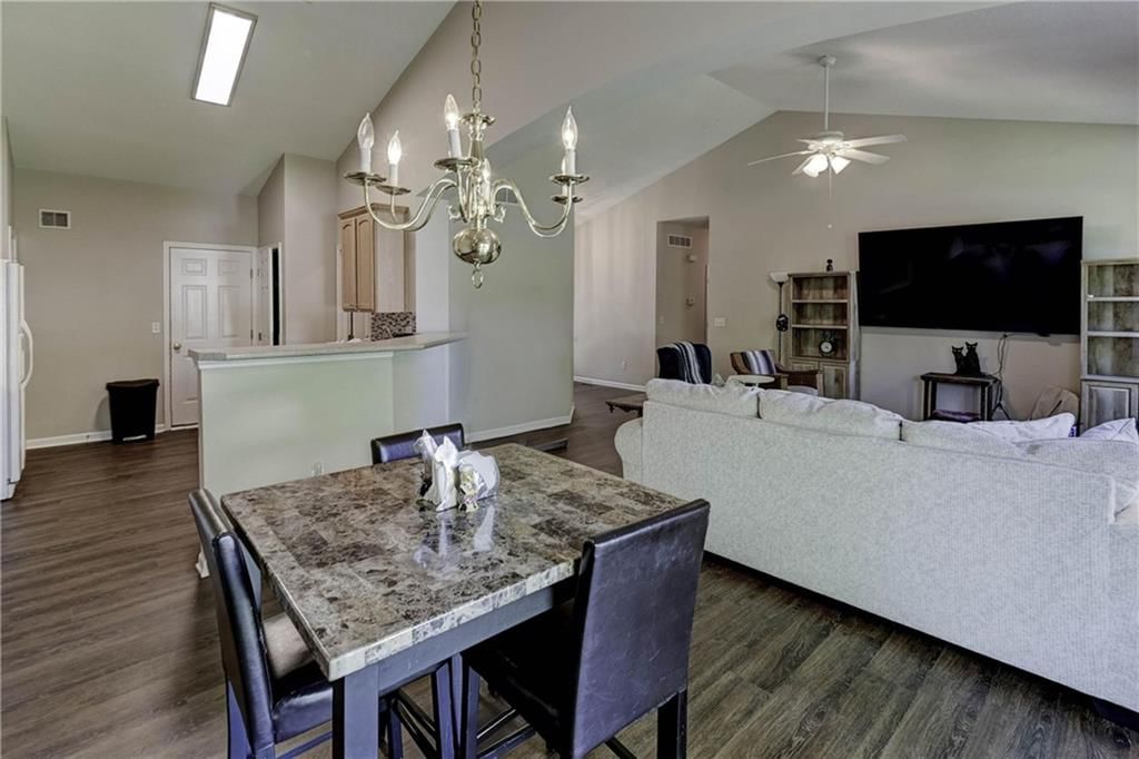 Photo 7 of 21 - 430 S Indian Wells Drive