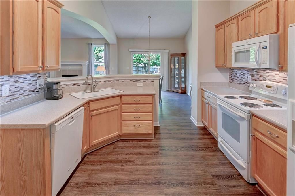 Photo 9 of 21 - 430 S Indian Wells Drive