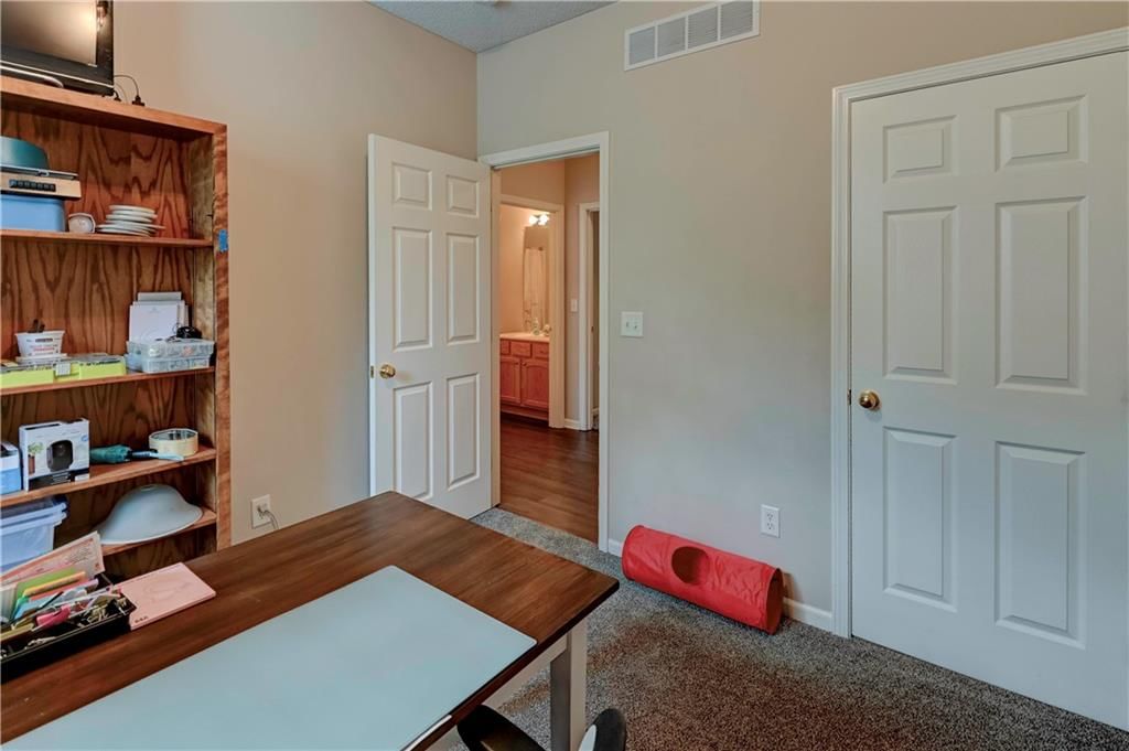 Photo 17 of 21 - 430 S Indian Wells Drive