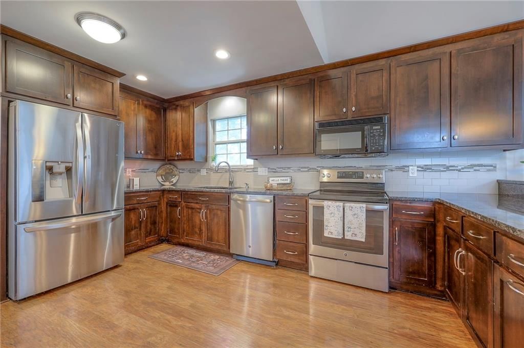 Photo 6 of 29 - 4729 Halsey Street