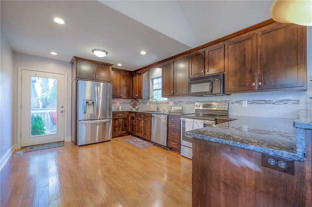 Photo 8 of 29 - 4729 Halsey Street