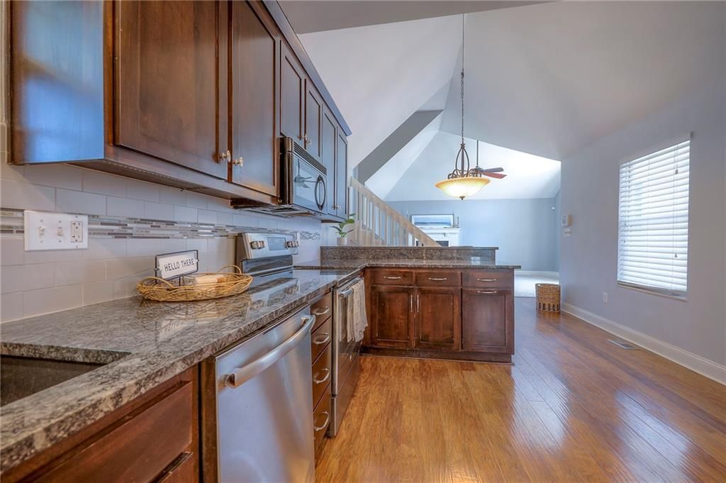 Photo 9 of 29 - 4729 Halsey Street