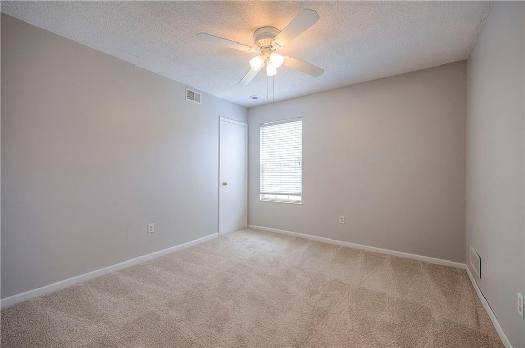 Photo 20 of 29 - 4729 Halsey Street
