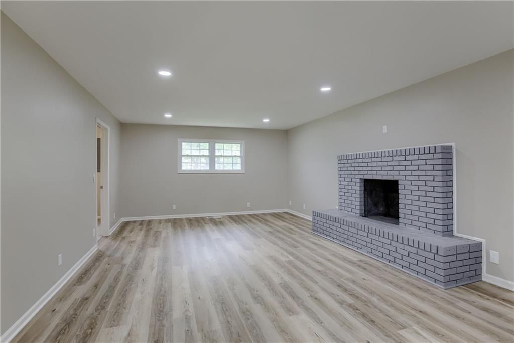 Photo 5 of 24 - 319 W MORSE Avenue