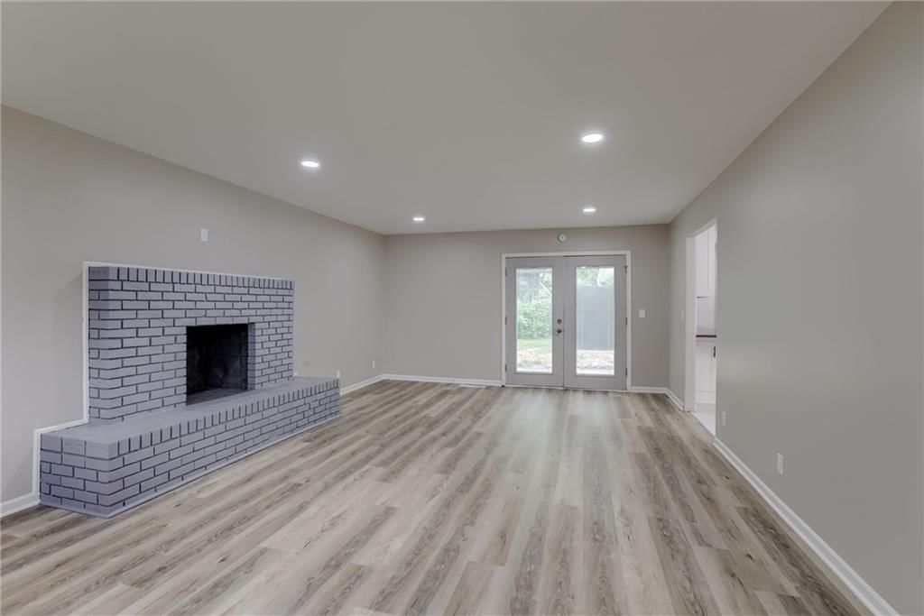 Photo 6 of 24 - 319 W MORSE Avenue
