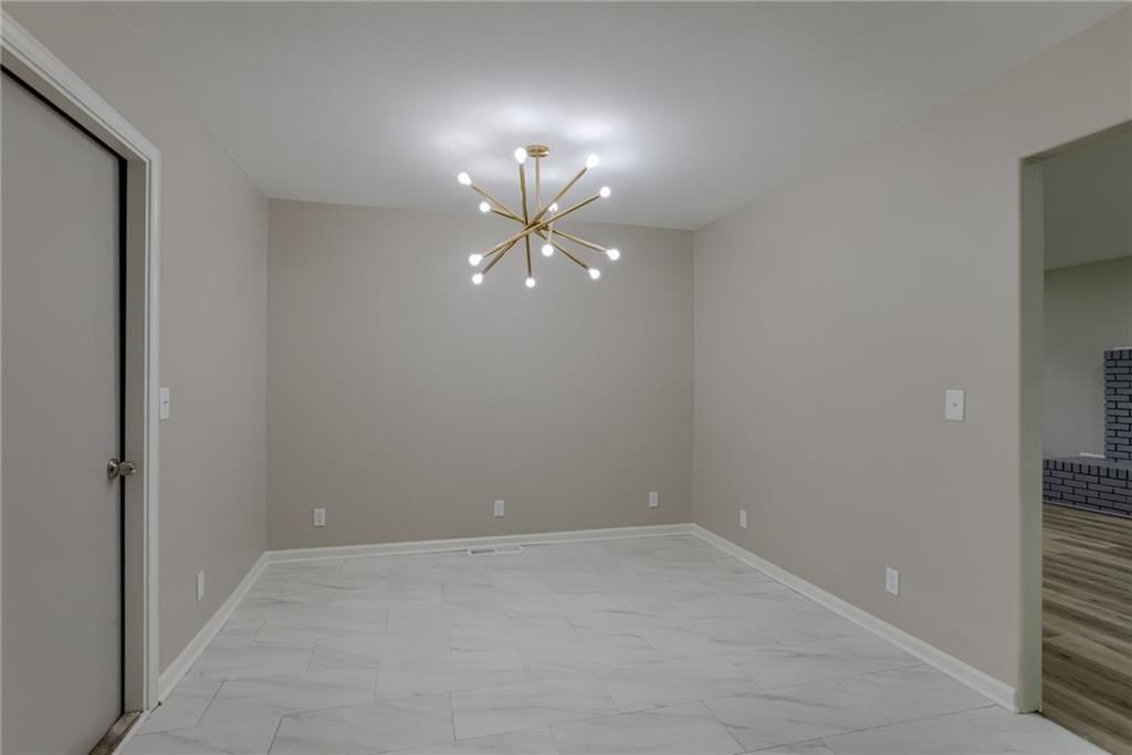 Photo 7 of 24 - 319 W MORSE Avenue