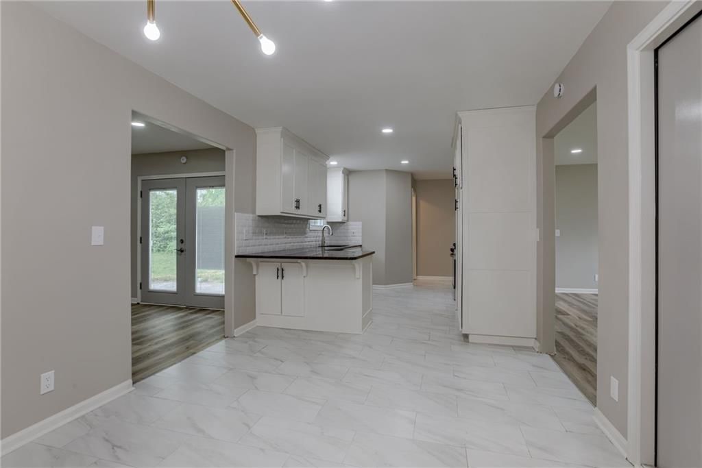 Photo 8 of 24 - 319 W MORSE Avenue