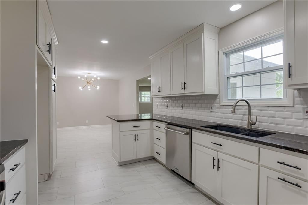 Photo 9 of 24 - 319 W MORSE Avenue