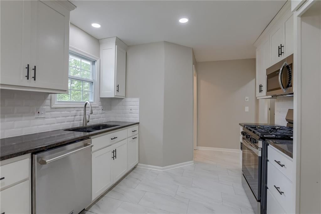 Photo 10 of 24 - 319 W MORSE Avenue